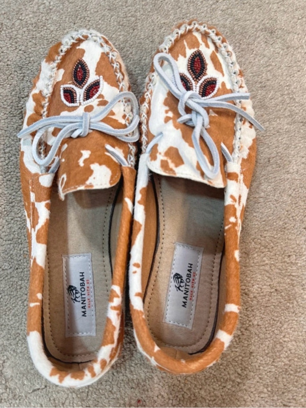 Manitobah Mukluks Cowhide Beaded Suede Moccasins size 9